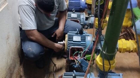 Técnicos realizando manutenção preventiva da bomba