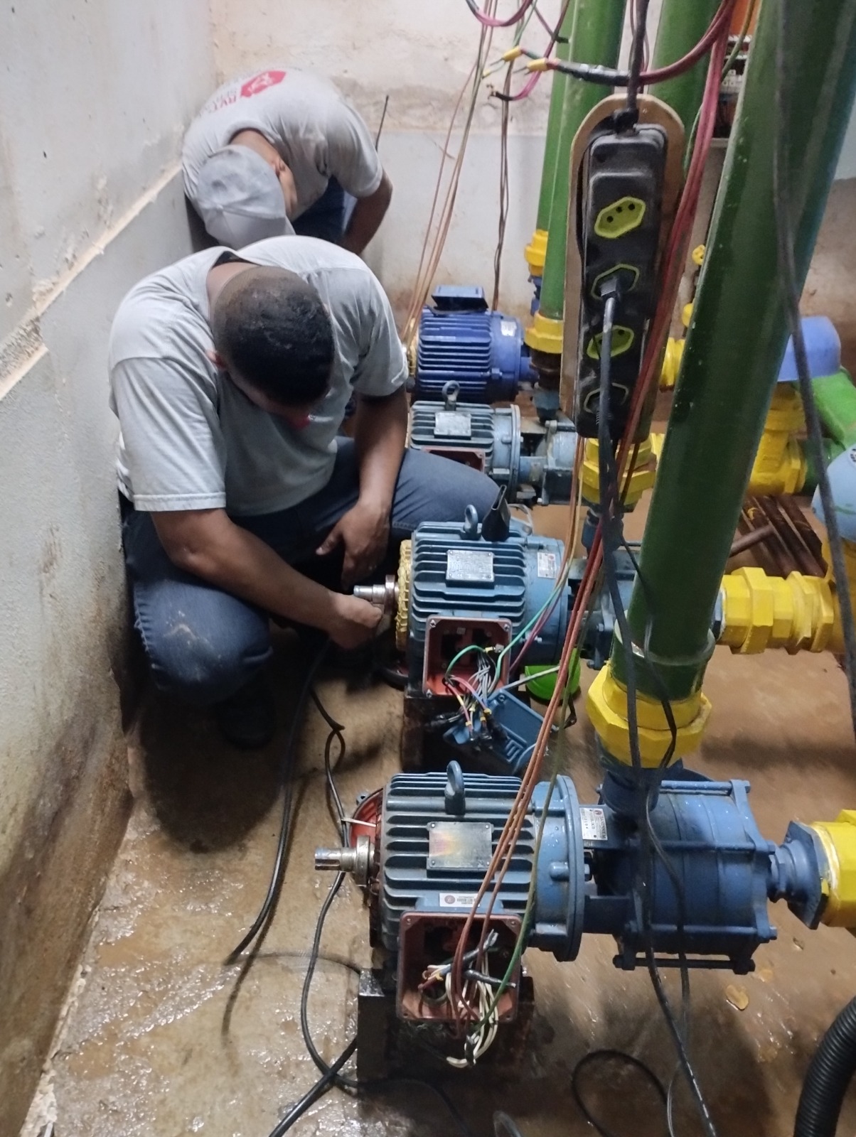 Técnicos realizando manutenção preventiva da bomba