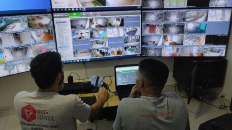 Técnicos configurando sistema de CFTV.